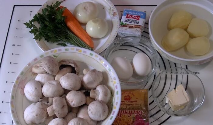 Ингредиенты для грибного супа из шампиньонов с сыром