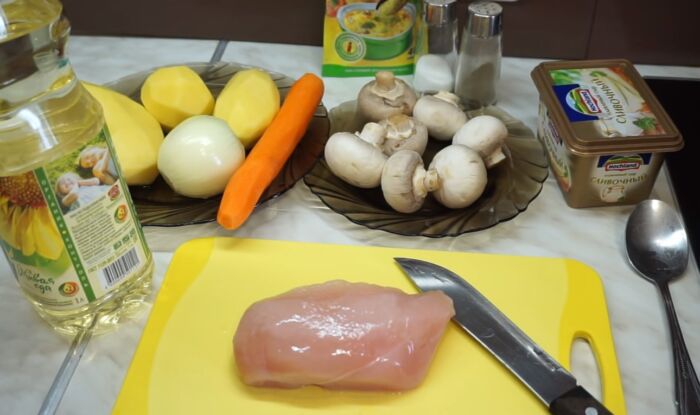 Продукты для сырного супа с грибами и курицей