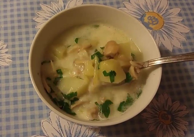 Суп из шампиньоны свежие с картошкой. Суп из шампиньонов с картофелем. Суп с шампиньонами и картофелем и сливкамм. Суп грибной с шампиньонами с картошкой. Суп из шампиньонов быстро приготовления.