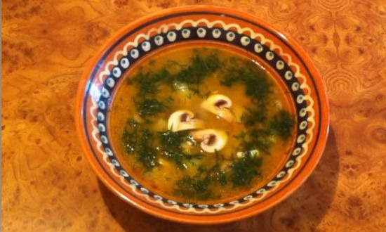 Разливаем грбной суп из шампиньонов по тарелкам