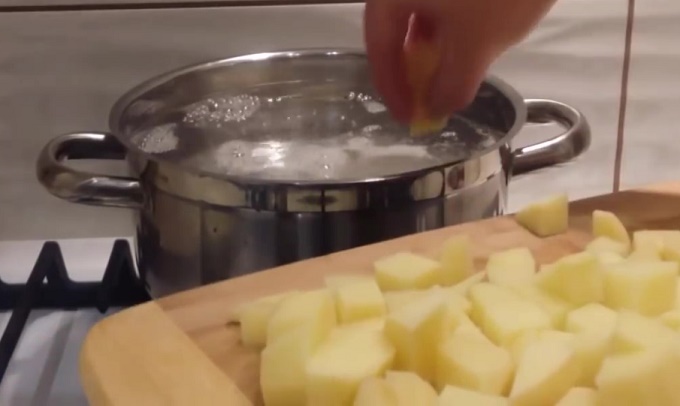 Варим картофель в кастрюле