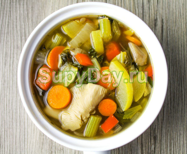 Легкий овощной суп с замороженными шампиньонами 