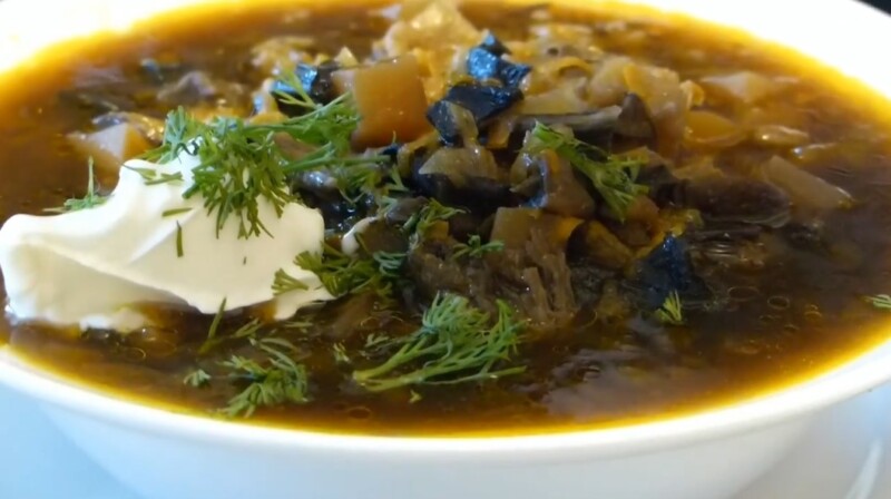 Варим грибной суп из сушеных грибов на курином бульоне — рецепт с перловкой