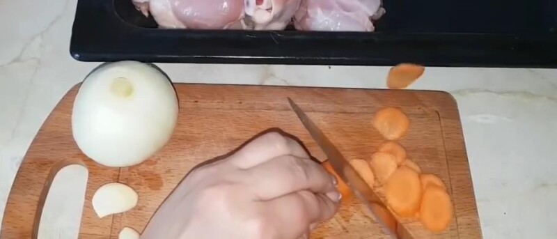 разрезать морковь