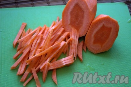 Вымыть, очистить и нарезать тонкой соломкой морковку.

