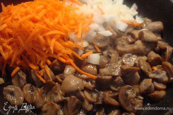 Пока варится картофель, готовим шампиньоны. Шампиньоны помыть, порезать и обжарить на сковороде. Лук почистить, порезать мелко. Морковь почистить, потереть на терке. Когда выпарится жидкость с грибов, налить растительное масло, лук и морковь, добавить к грибам и потомить в сковороде 3-4 минуты.