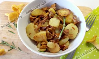 Картошка с лисичками отлично подходит для семейного ужина и хорошо сочетается с овощным салатом