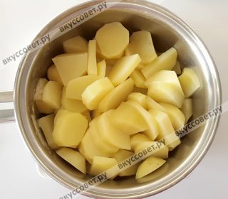 Картофель почистить, помыть, порезать на ломтики толщиной около 0,5 мм