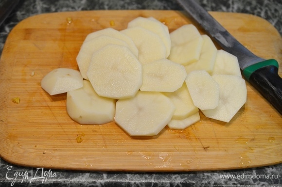 Картофель почистите и нарежьте кружками.