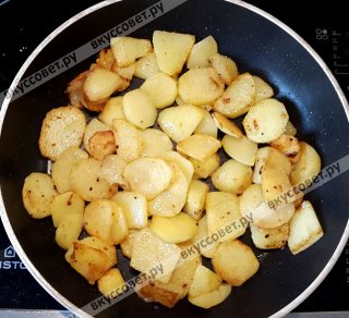 Отдельно обжарить до готовности (до светло-золотистого цвета) на растительном масле картофель