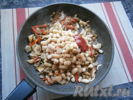 Добавить отваренную (или консервированную) фасоль к грибам. Сюда же добавить томатный соус и ещё немного специй по вкусу.

<a id=