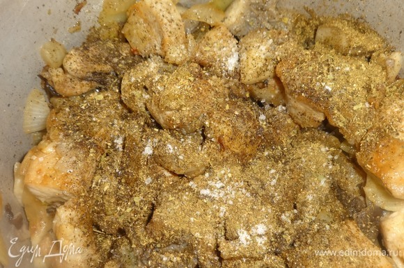 В кастрюлю с мясом и грибами положить специи: хмели-сунели, измельченные семена кориандра, перец, соль.