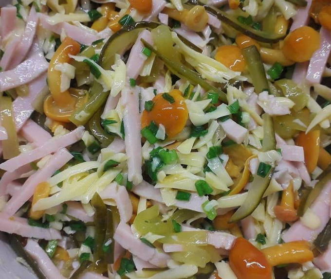 Салат с маринованными опятами: 5 вкусных и простых рецептов