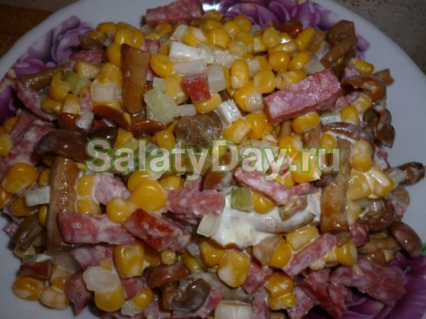 Салат с опятами и кукурузой