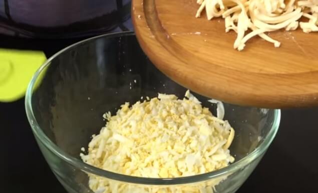 Вкусный салат из копчёной курицы с грибами: рецепты приготовления
