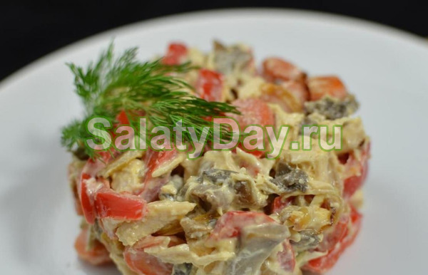 Салат с копченой курицей, грибами, томатами и болгарским перцем