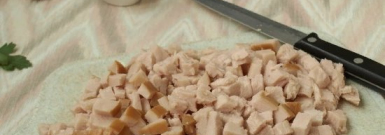 Вкусный салат из копчёной курицы с грибами: рецепты приготовления
