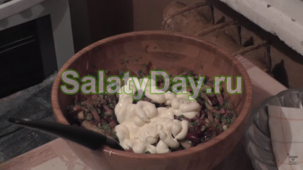 Салат с фасоли, грибами и ветчиной