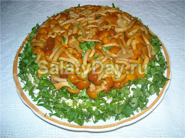 Традиционный салат с опятами «Полянка»