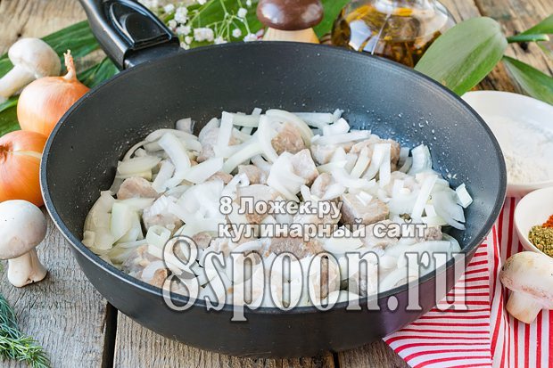 Свинина с грибами в сметанном соусе – как приготовить вкусно и просто?