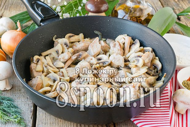 Свинина с грибами в сметанном соусе – как приготовить вкусно и просто?