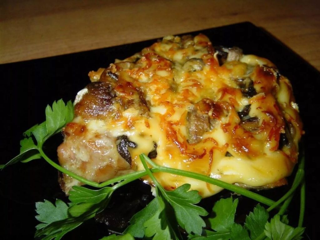 Мясо по-французски из свинины с сыром, грибами и помидорами в духовке