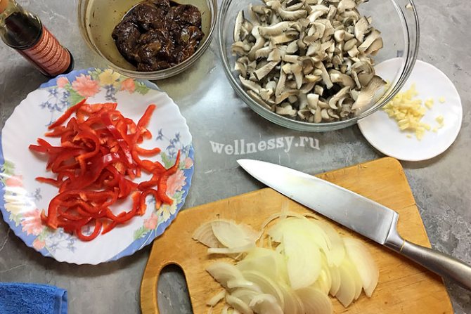 Свинина с вешенками, тушеная в духовке и на сковороде: рецепты грибных блюд