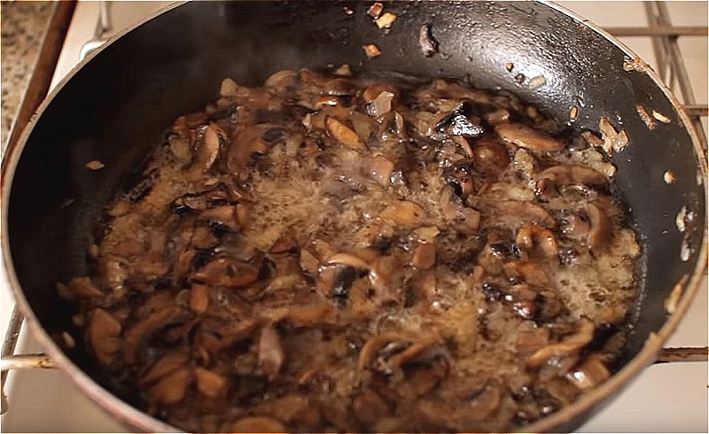 Обжариваем грибы с луком на сковороде