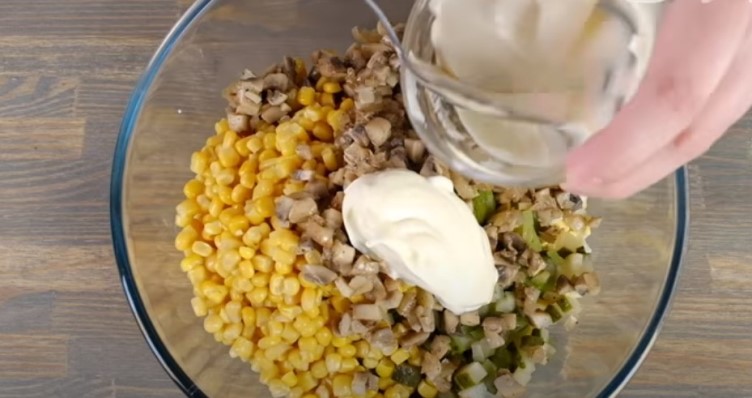 Салат с консервированными шампиньонами - самые простые и вкусные рецепты