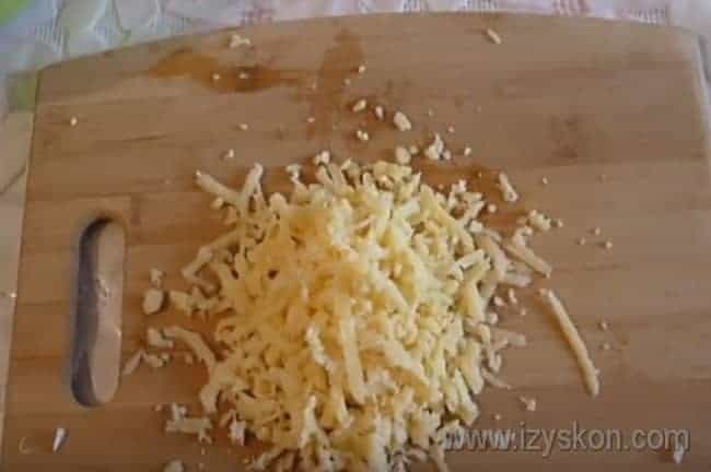 На терке натираем сыр.