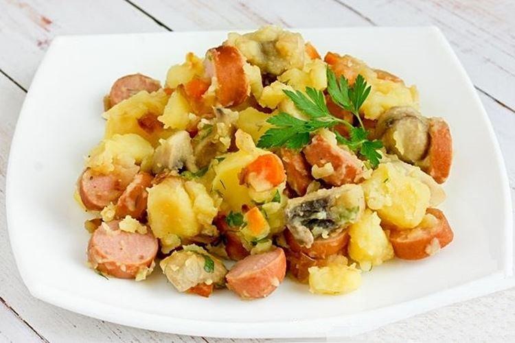Картошка с грибами и сосисками в духовке - рецепты