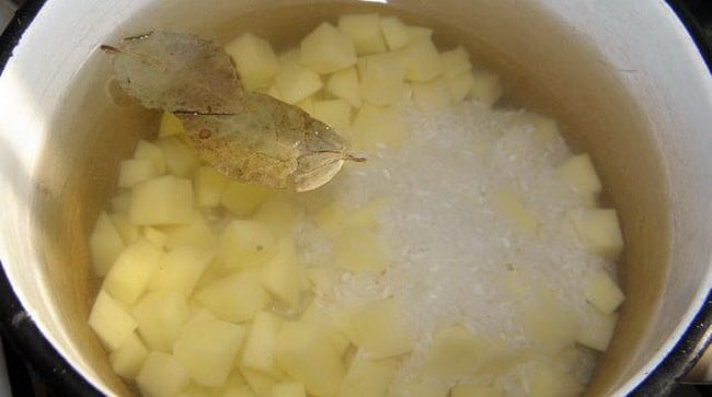 Перед тем как приготовить вкусный грибной суп из шампиньонов, отварите картофель.