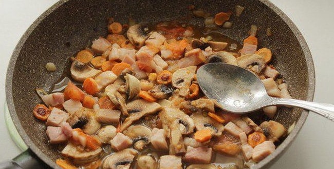 Перед тем как приготовить вкусный грибной суп из шампиньонов, обжарьте овощи на сковороде.