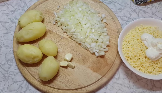 Измельчаем картошку, лук и сыр