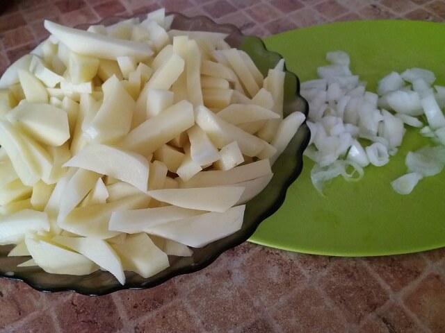 Нарезаем картошку и лук