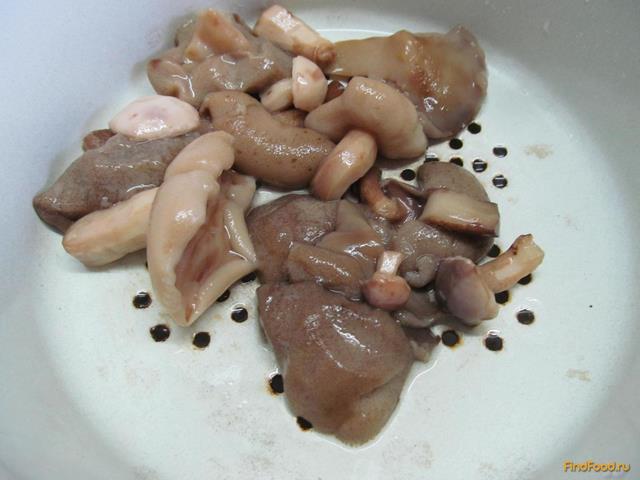 Куриные котлеты с салатом из маринованных грибов рецепт с фото 7-го шага 
