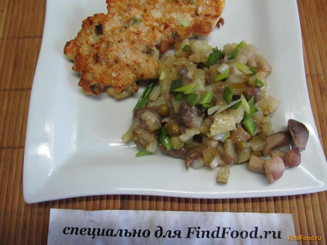 Куриные котлеты с салатом из маринованных грибов рецепт с фото 15-го шага 