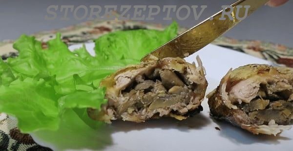 Куриные бедра рулеты, фаршированные грибами под сыром в духовке