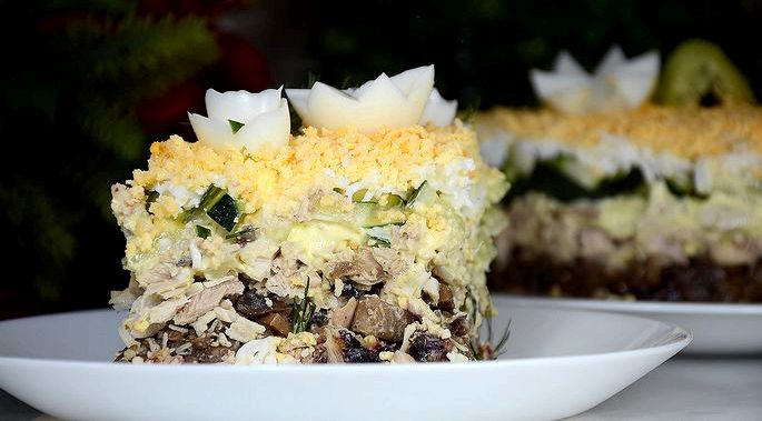 Салат с черносливом и курицей и грибами Для большего аромата можно добавить