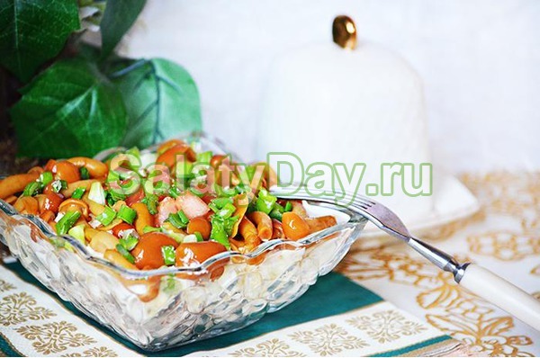 Салат с маринованными опятами, свежими овощами и свиным языком