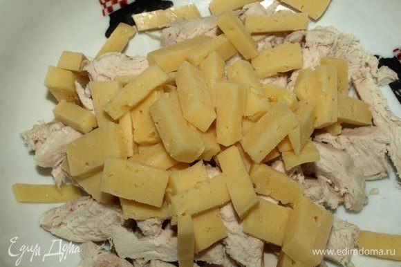 Сыр нарезать небольшими брусочками. Соединить с филе. Сыр для салата использовать лучше всего полутвердый (Российский или Костромской).