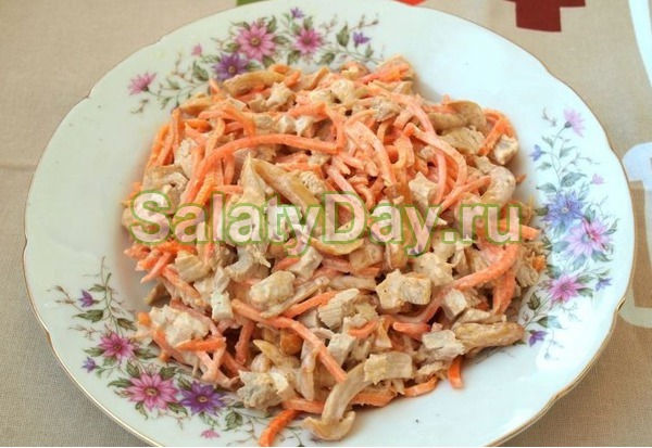 Салат с маринованными опятами, курицей и корейской морковкой