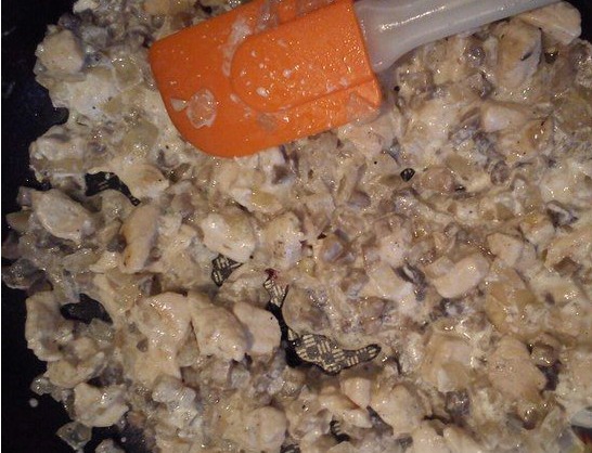 Обжаривайте филе до готовности и снова добавляйте уже готовые грибы с луком.