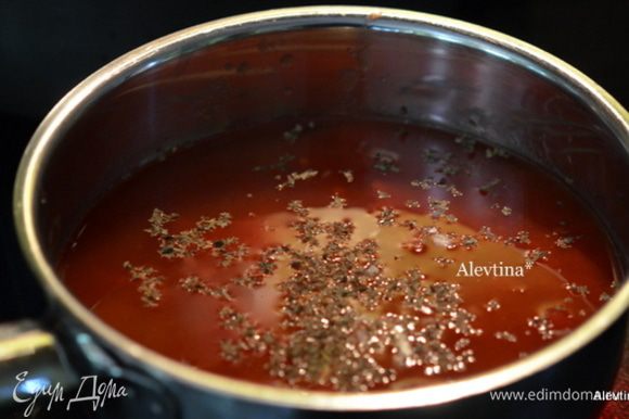 Приготовим соус, смешав в кастрюле порезанные кубиками помидоры баночные, бульон, мелко порезанныйчеснок, соль и черный перец. Тушить примерно на среднем огне 8 мин.