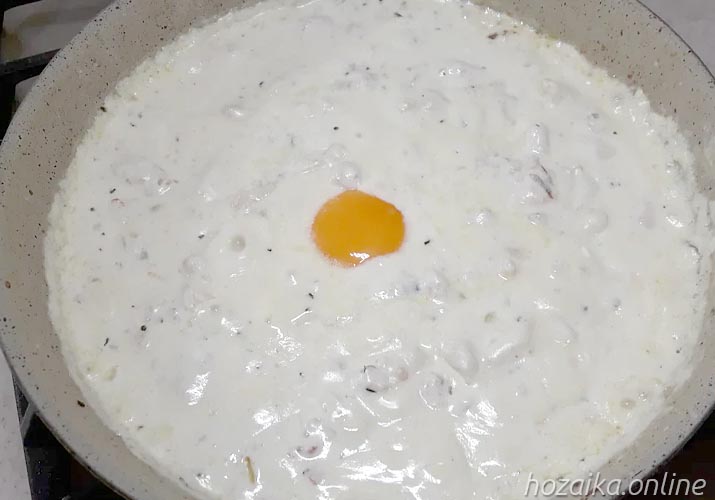 яйцо в сковороде со сливками