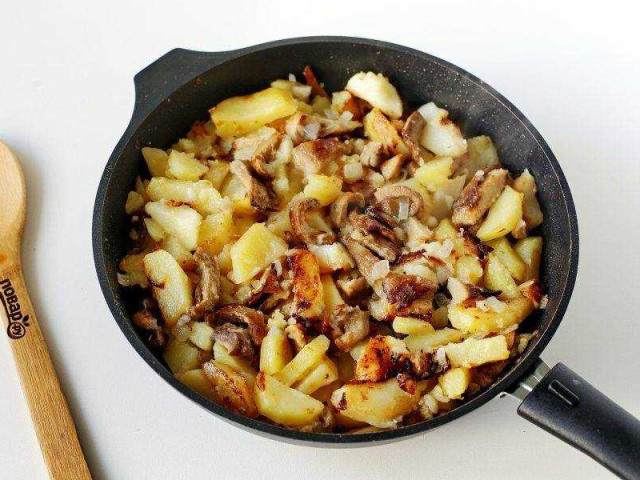 Грузди жареные с картошкой: рецепт приготовления