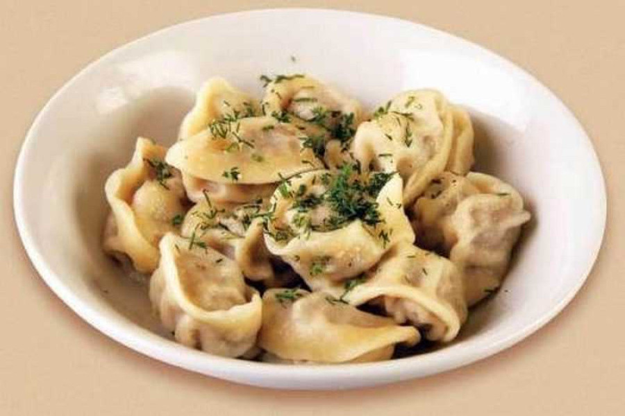 Как приготовить пельмени с грибами. Пельмени с бульоном и грибами. Пельмени в горшочках в духовке. Вареники с картошкой и жареным луком и грибами. Пельмени грибные.