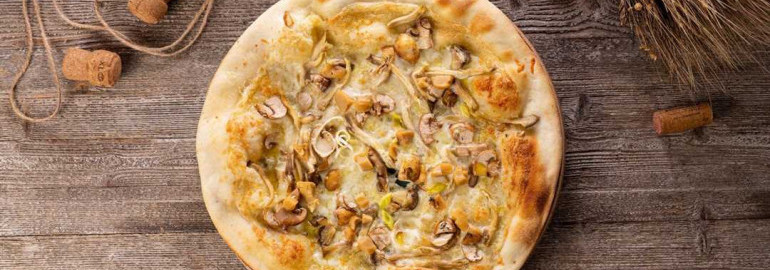 Пицца с белыми грибами - вкусное угощение!