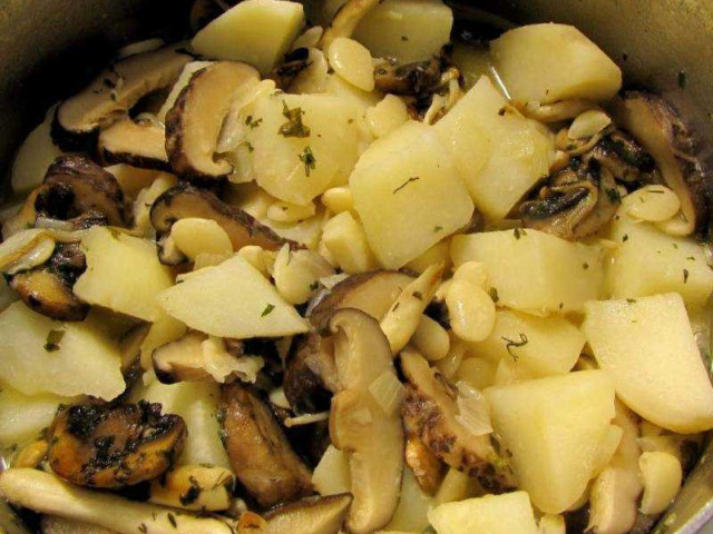 Жареная картошка с грибами в мультиварке