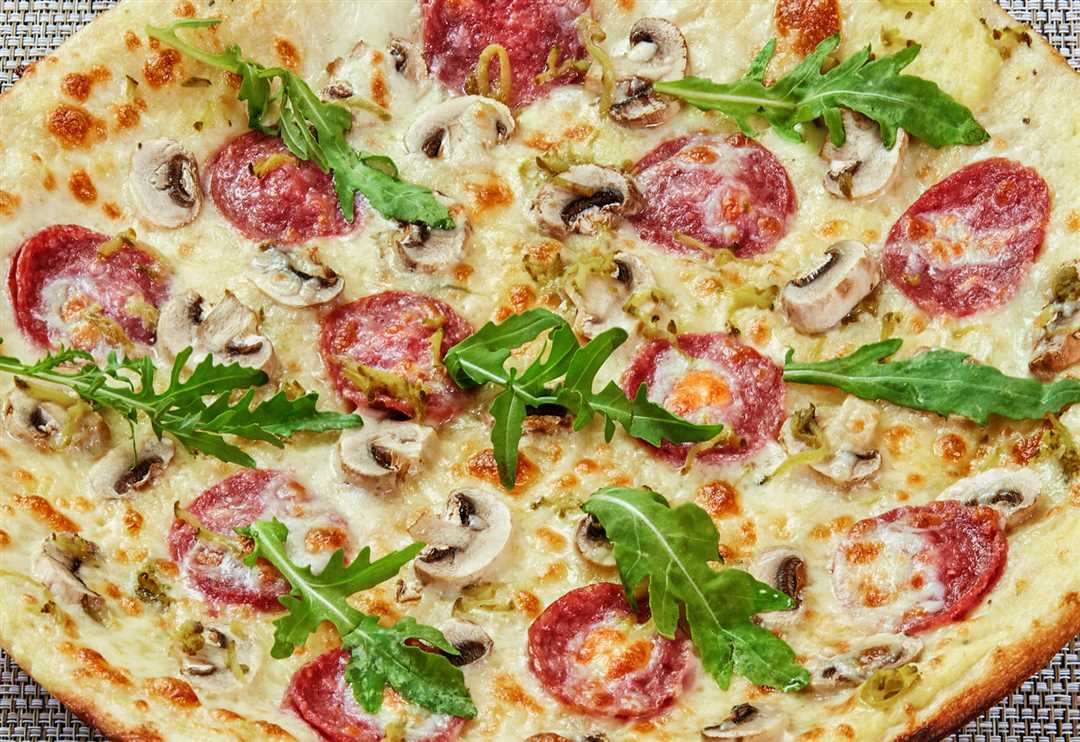 Видео рецепт пиццы с колбасой и шампиньонами